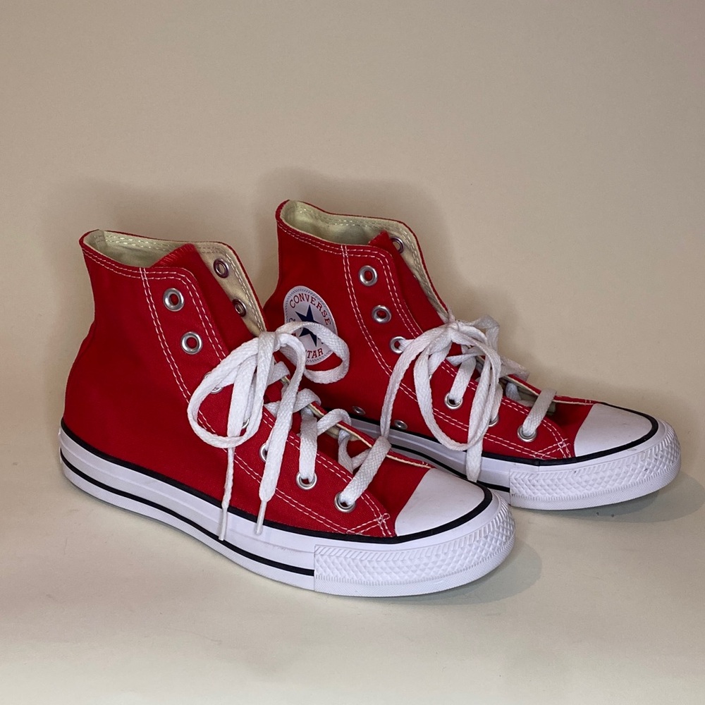 Classic Converse All Star Chuck Taylor High-Tops in red, Men’s 5, Wom 7, EU 37.5